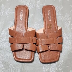 Women Snakeskin Embossed Single Band Flat Sandals